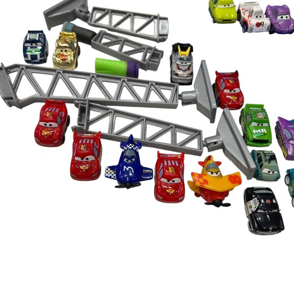 Disney Pixar Cars Motorized Super Speedway Micro Drifters Playset 2012 w/33 Cars - Picture 4 of 16